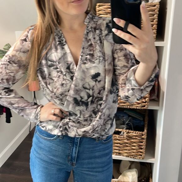 EUC H&M Gray Flora V-Neck Wrap Blouse Size 6/S - Picture 2 of 9